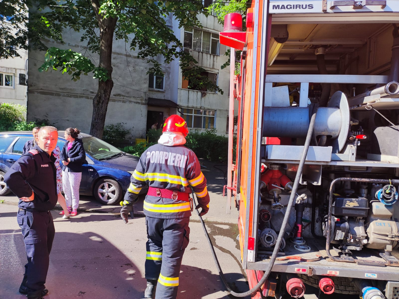 Incendiu cauzat de o explozie la un apartament din Ploiești. Proprietarul a sărit pe geam