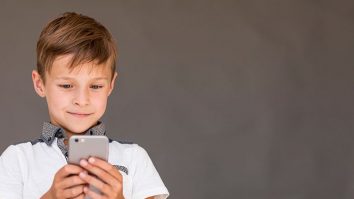 STUDIU. Copiii care verifică frecvent rețelele de socializare se confruntă cu modificări semnificative ale creierului