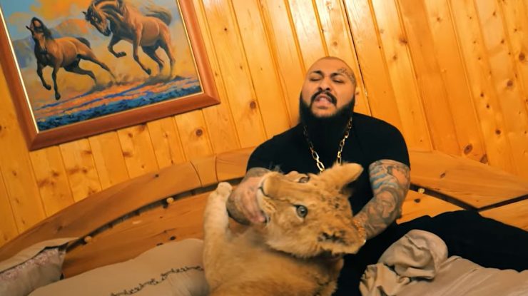 Dani Mocanu apare, din nou, alături de un leu în videoclip