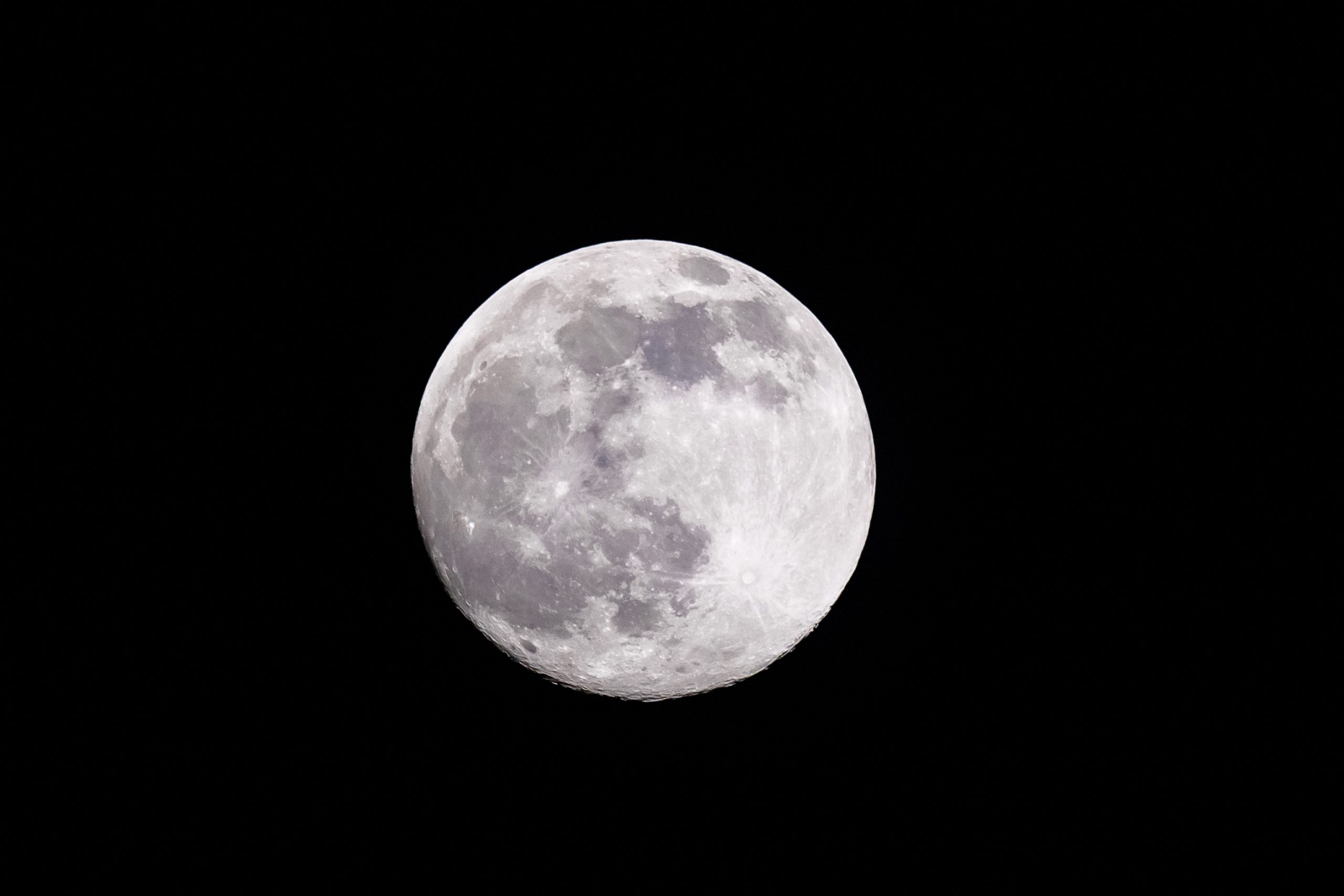 STUDIU. Solul lunar poate transforma dioxidul de carbon în oxigen și ar putea susține viața în spațiu