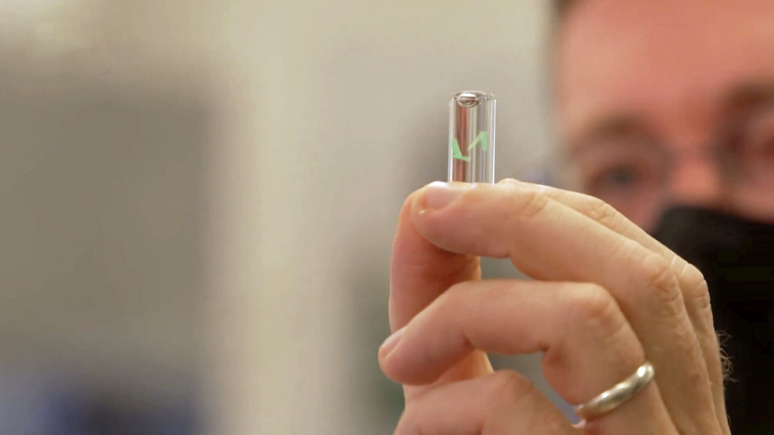 Un microcip alimentat de un smartphone ajută la diagnosticare medicală la domiciliu