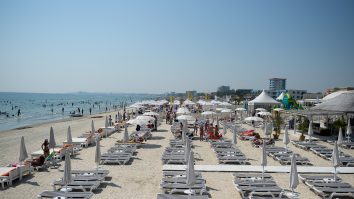 Persoane stau la plaja, in statiunea Mamaia, duminica, 10 august 2014. MARIUS DUMBRAVEANU /