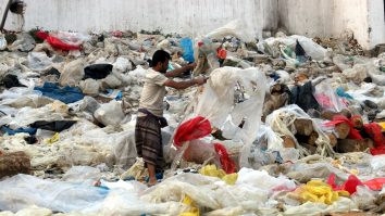 Oamenii de știință au inventat o enzimă care poate descompune deșeurile de plastic în câteva ore