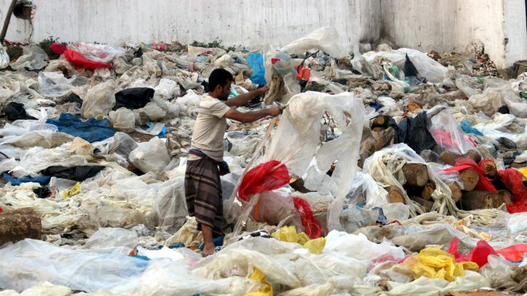 Oamenii de știință au inventat o enzimă care poate descompune deșeurile de plastic în câteva ore