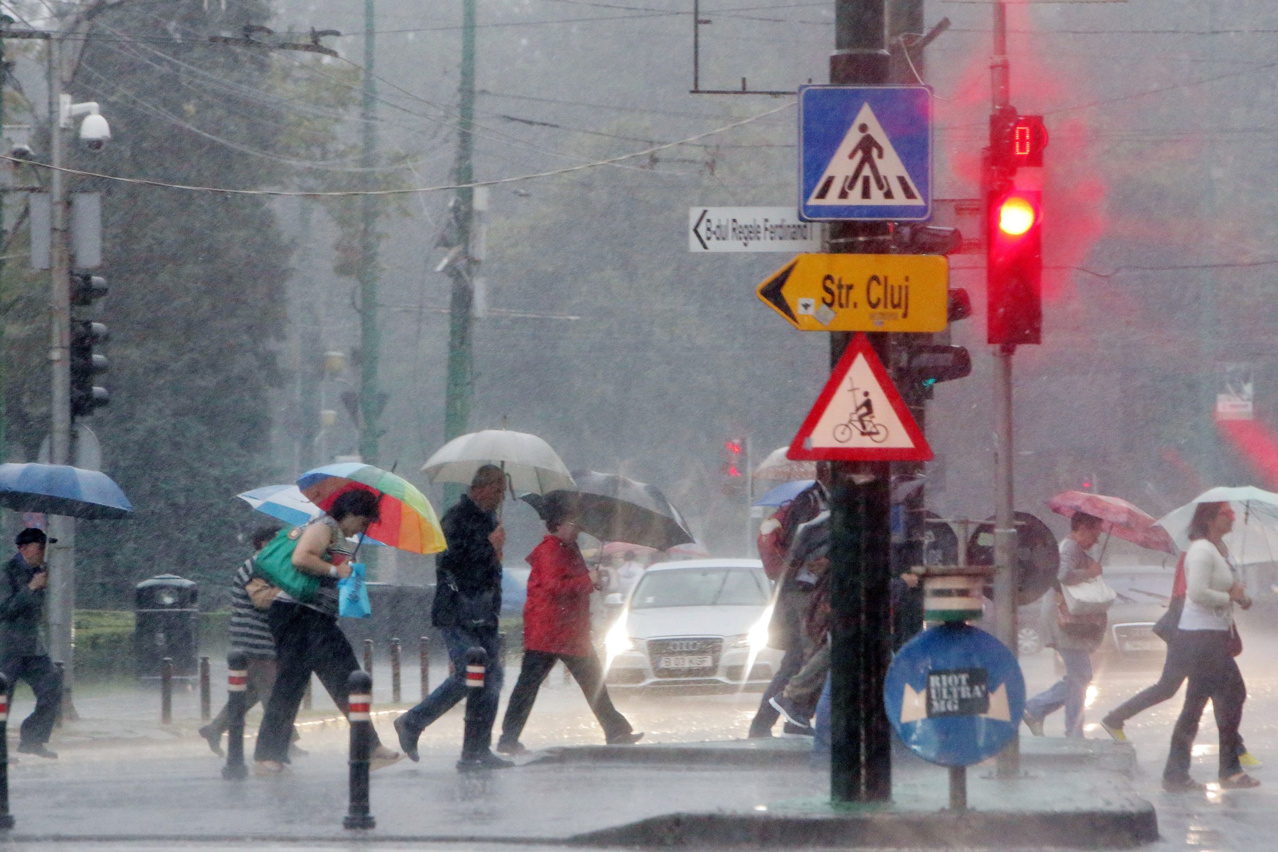 ANM a emis trei avertizări Cod galben de ploi, ninsori şi vânt puternic