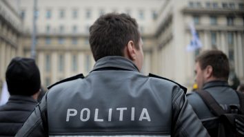 Ofițeri de poliție în special: De ce femeile sunt  atât de atrase de bărbații în uniformă?