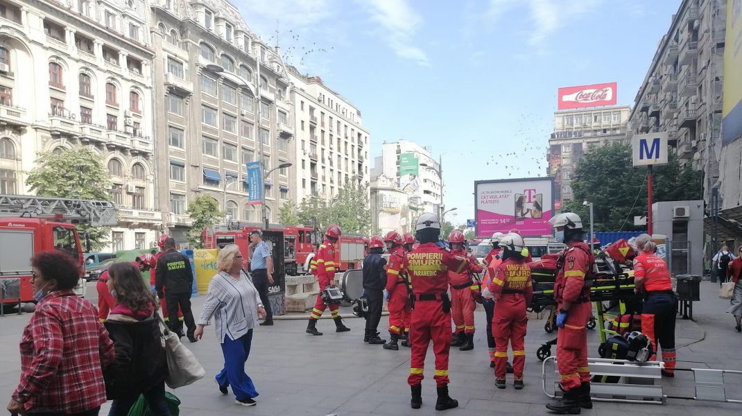 Pompierii au ajuns la Piața Romană