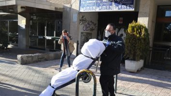 Sute de adolescenți cu gânduri sinucigașe dorm în camerele de urgență