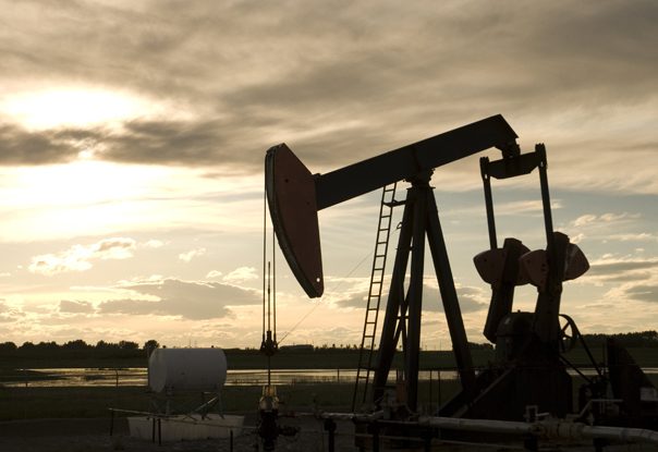 Statele Unite trimit în Europa şi Asia milioane de barili de petrol din rezerva strategică. Preţurile la carburanţi rămân ridicate