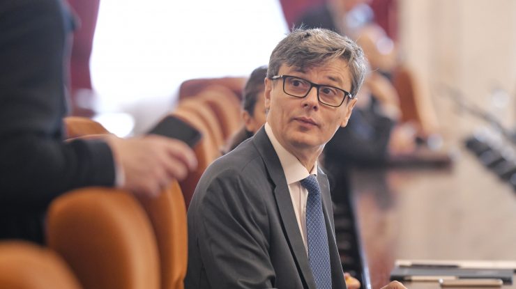 Ministrul Virgil Popescu, contestat dur de AUR