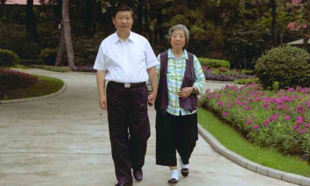 Xi Jinping alături de mama sa, Qi Xin