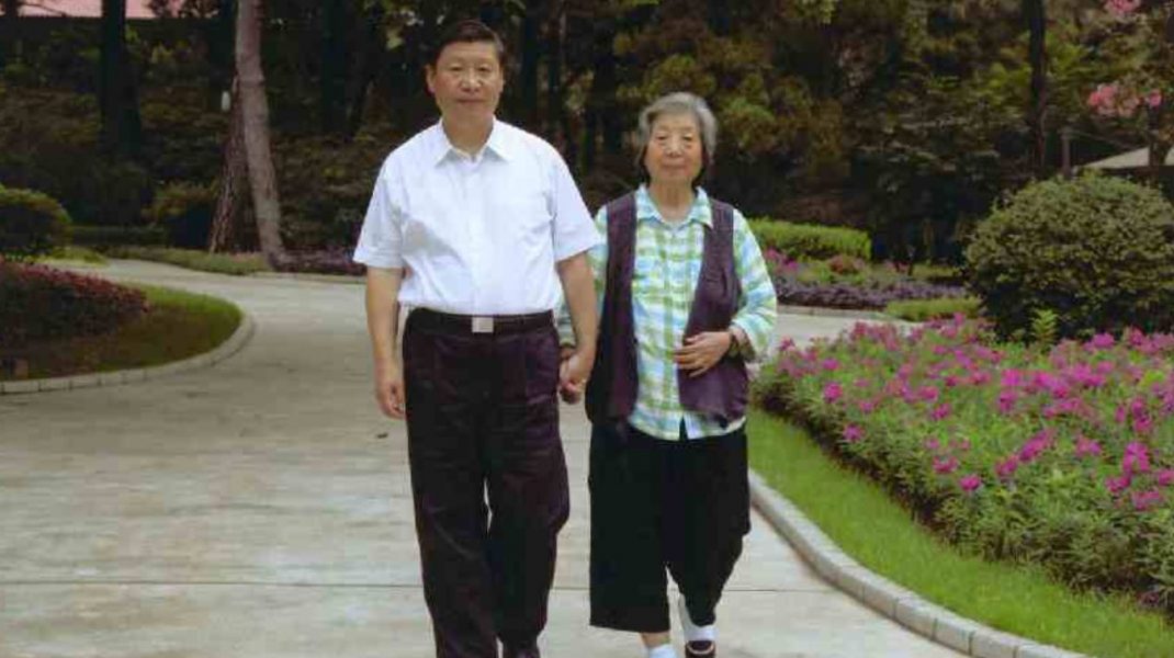Xi Jinping alături de mama sa, Qi Xin