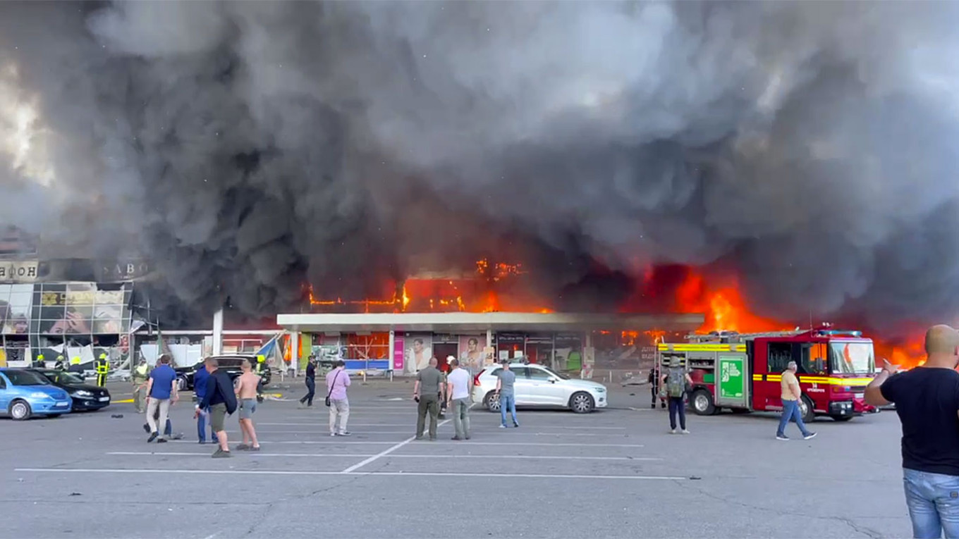 Cel puțin 13 persoane au murit în urma unui atac cu rachete rusești asupra unui centru comercial