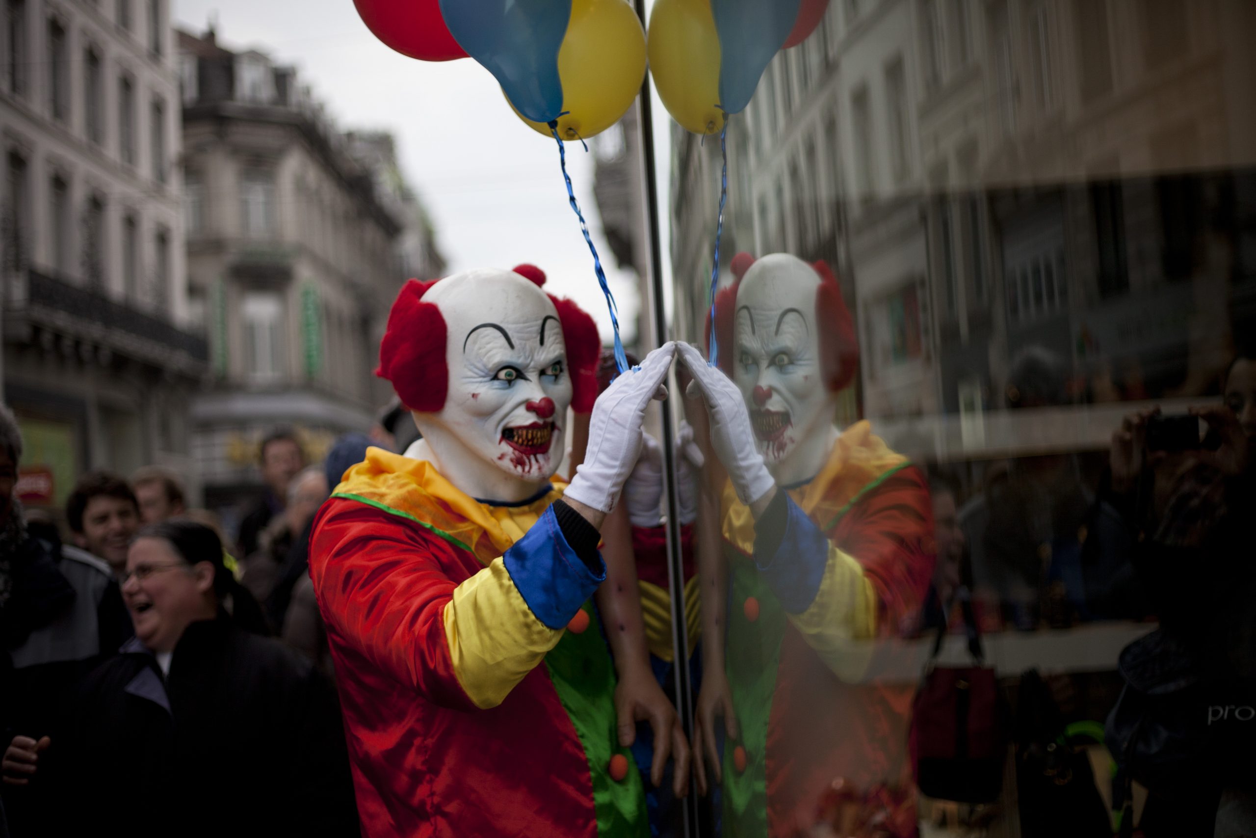 CRIME CELEBRE. Povestea bizară a moștenitoarei și a clovnului ucigaș, cu un singur picior