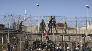 2.000 de migranţi au luat cu asalt gardul care protejează enclava spaniolă Melilla din Maroc