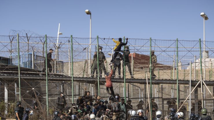2.000 de migranţi au luat cu asalt gardul care protejează enclava spaniolă Melilla din Maroc