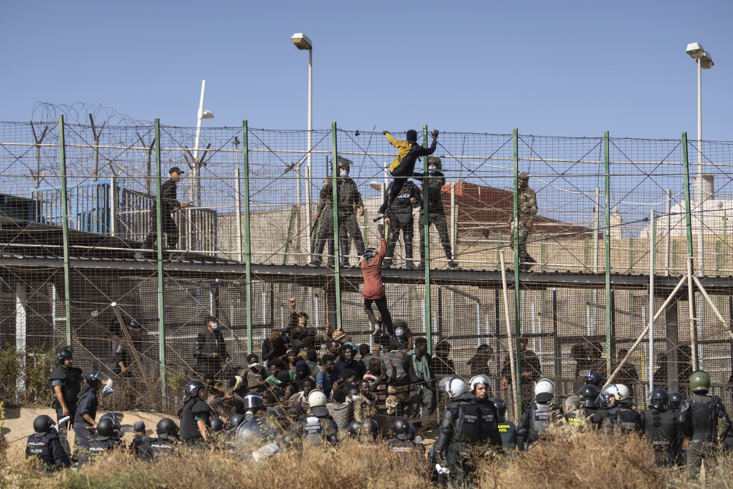2.000 de migranţi au luat cu asalt gardul care protejează enclava spaniolă Melilla din Maroc