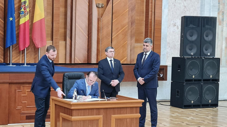 Cîţu şi Ciolacu s-au prins în horă, după ce au semnat declaraţia comună cu Chişinăul