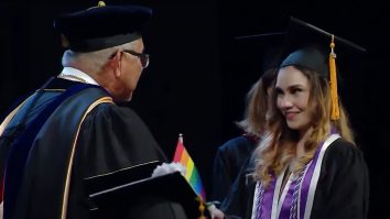Imagini virale. Directorul Universității Pacific din Seattle a primit steaguri Gay Pride de la toți studenții absolvenți
