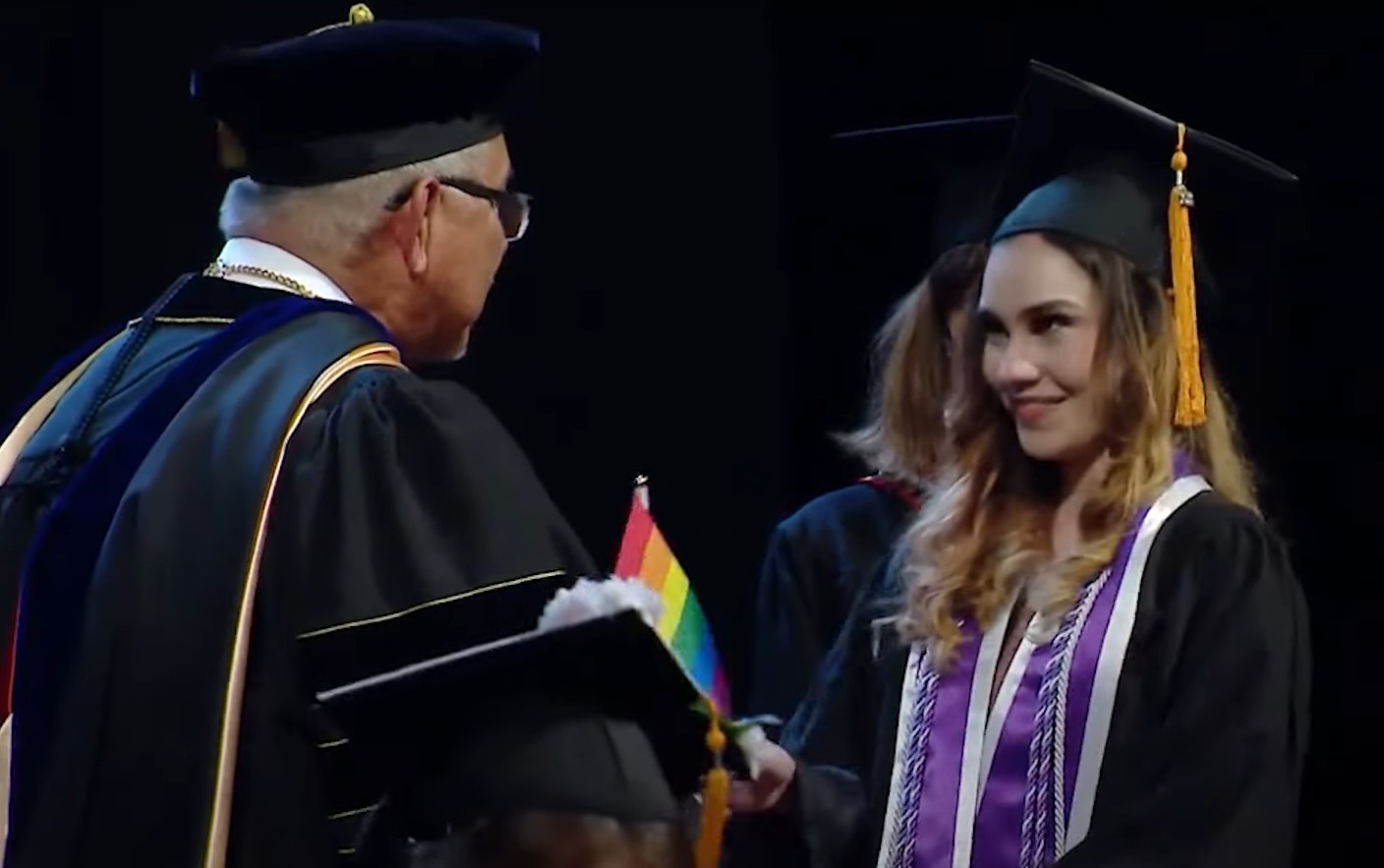 Imagini virale. Directorul Universității Pacific din Seattle a primit steaguri Gay Pride de la toți studenții absolvenți