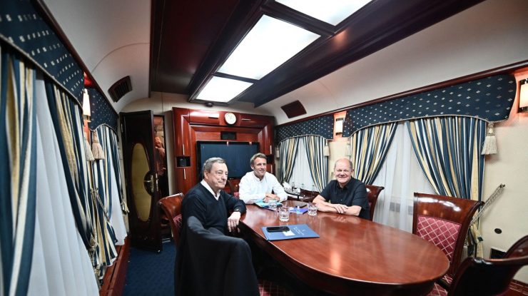 Imaginea zilei: Scholz, Macron şi Draghi, în trenul spre Ucraina