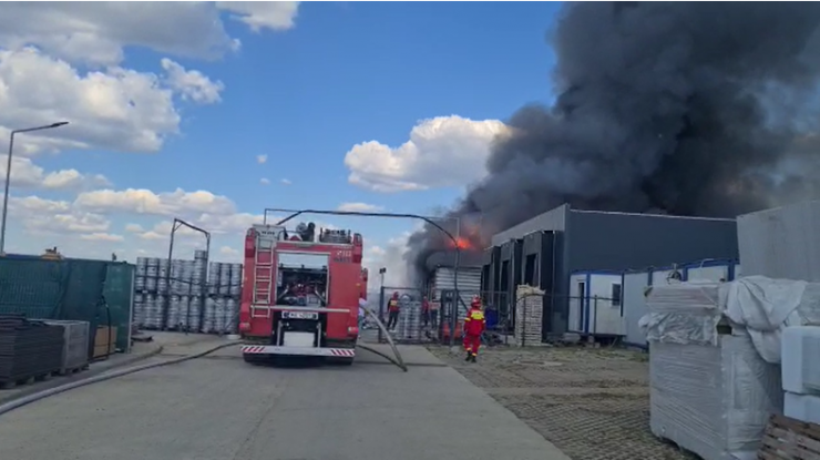Incendiu puternic la un depozit de alimente de la Therme. Pompierii au intervenit cu 12 autospeciale de stingere