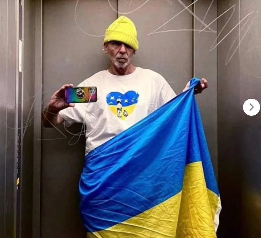 Un stilist german se pozează zilnic cu simboluri ucrainene ca să atragă atenția oamenilor asupra războiului