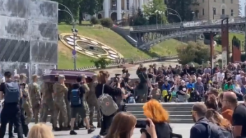 Doliu la Kiev. Sute de persoane au participat la înmormântarea unui tânăr ucrainean, un activist emblematic al protestelor Euromaidan