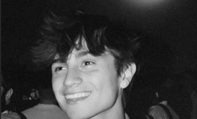 Un influencer de 19 ani, găsit mort în parcarea unui centru comercial
