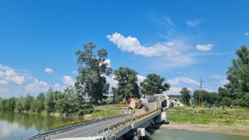 Podul de peste Siret, din județul Neamț, s-a rupt. Un camion și o autoutilitară se aflau pe pod în momentul prăbușirii