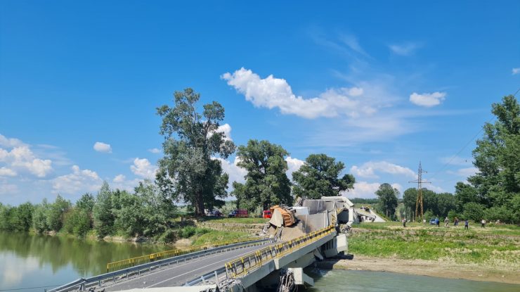 Podul de peste Siret, din județul Neamț, s-a rupt. Un camion și o autoutilitară se aflau pe pod în momentul prăbușirii