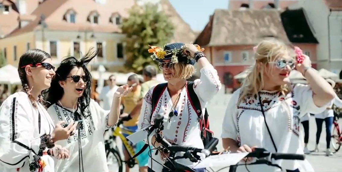 Ziua Universală a iei. Andreea redă viața porturilor tradiționale românești printr-un design contemporan