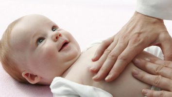 Dormitul alături de bebeluși nu este sigur pentru aceștia. Ce indicații dau experții