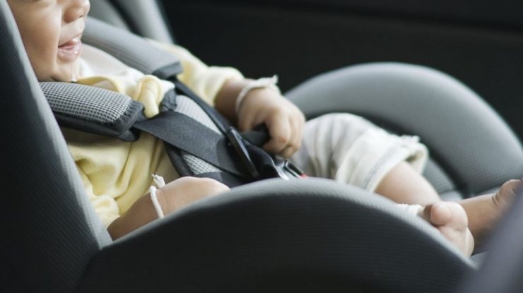 Un băiețel de 5 ani a murit după ce a fost lăsat ore în șir în mașină de către mama sa