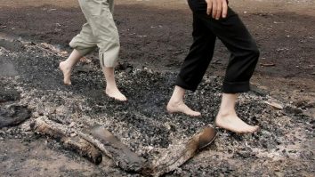 Zeci de angajați s-au ars la un eveniment al companiei în timp ce încercau să meargă pe cărbuni încinși