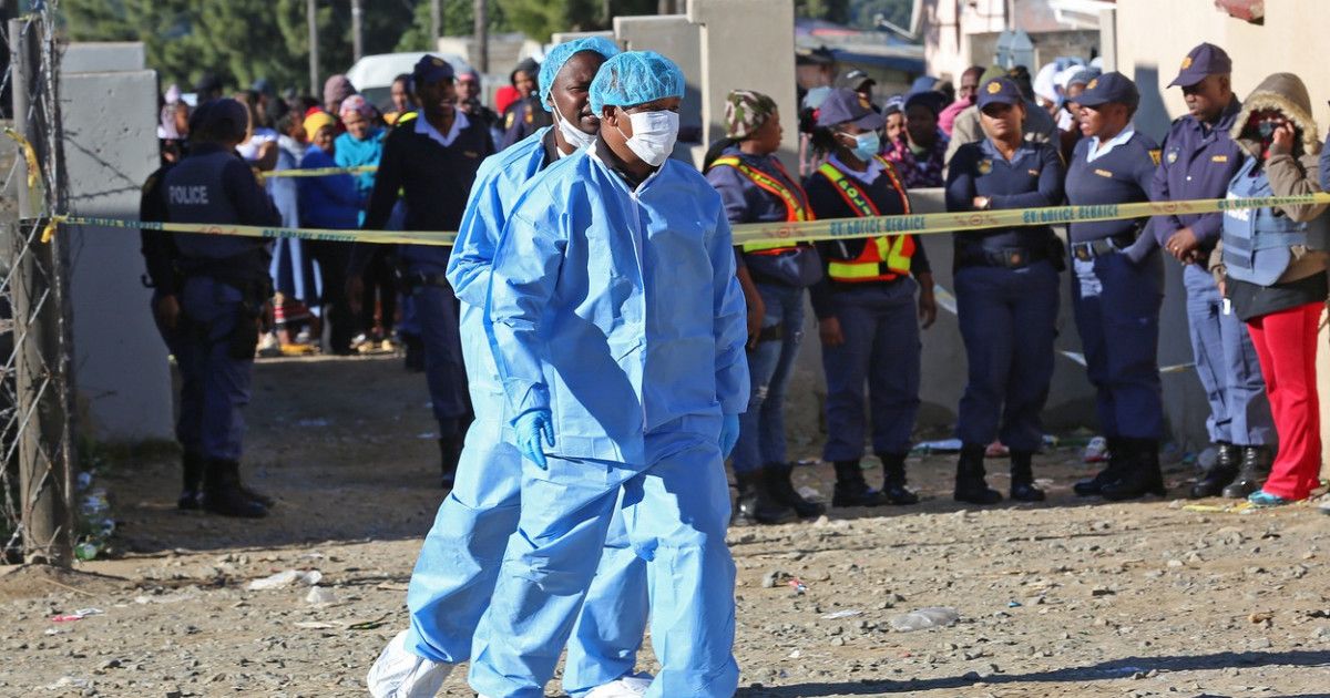 Moartea celor 21 de adolescenți din clubul de noapte din Africa de Sud rămâne un mister