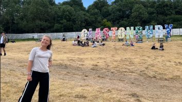 Greta Thunberg denunță „forțele lăcomiei” și liderii politici „mincinoși” în timp ce urcă pe scena unui festival