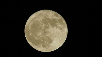 Luna se îndepărtează de noi. Cât timp mai are omenirea de trăit pe Pământ?