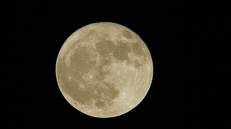 Luna se îndepărtează de noi. Cât timp mai are omenirea de trăit pe Pământ?