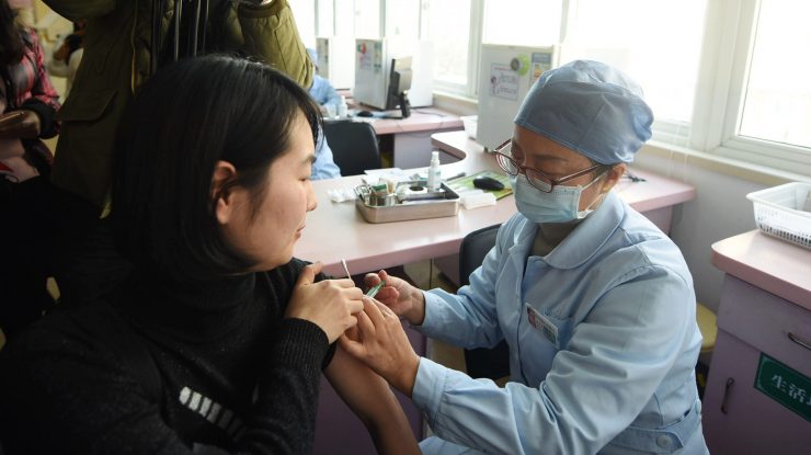 Studiu: În România, 3 din 4 părinți sunt conștienți că vaccinarea anti-HPV a copiilor îi scapă de anumite tipuri de cancer