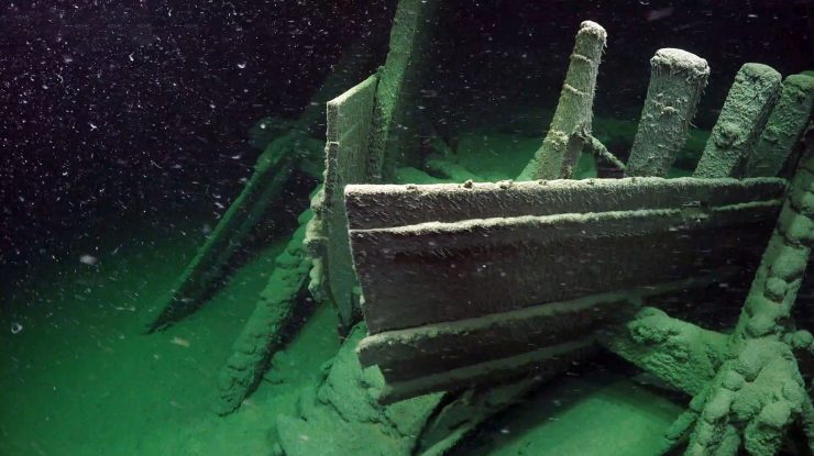 O epavă misterioasă plină de comori uimitoare este descoperită după 150 de ani