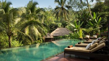 Bali se confruntă cu un val de turiști ucraineni și ruși care caută refugiu din calea războiului. Cum gestionează insula situația?