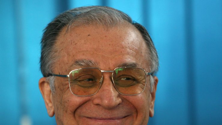 Ion Iliescu poate rămâne fără titlul de revoluţionar: Guvernul cere anularea actului în instanţă