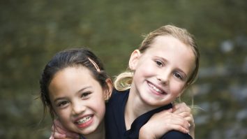 Cercetătorii spun că mirosurile corporale similare pot duce la prietenii între persoane de același sex