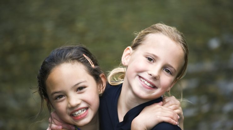 Cercetătorii spun că mirosurile corporale similare pot duce la prietenii între persoane de același sex