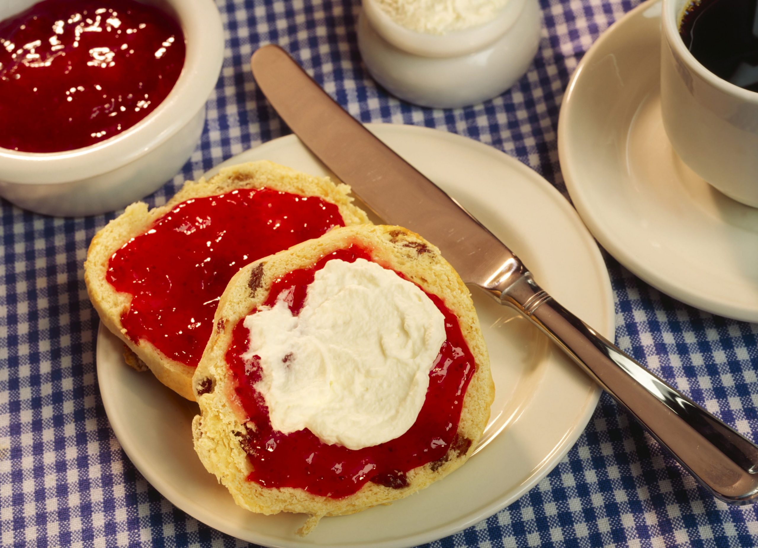 Sfatul nutriționistului. De ce nu este bine să mănânci pâine albă cu gem?