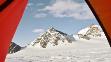 STUDIU. Materiale microplastice, descoperite pentru prima dată în zăpada din Antarctica