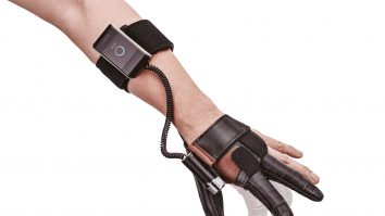 Cercetătorii prezintă un braț robotic personalizat care ar putea ajuta persoanele paralizate parțial să își savureze singure mâncarea