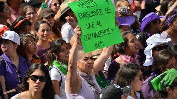 După zeci de atacuri, americanii au ieșit în stradă și cer control asupra armelor de foc