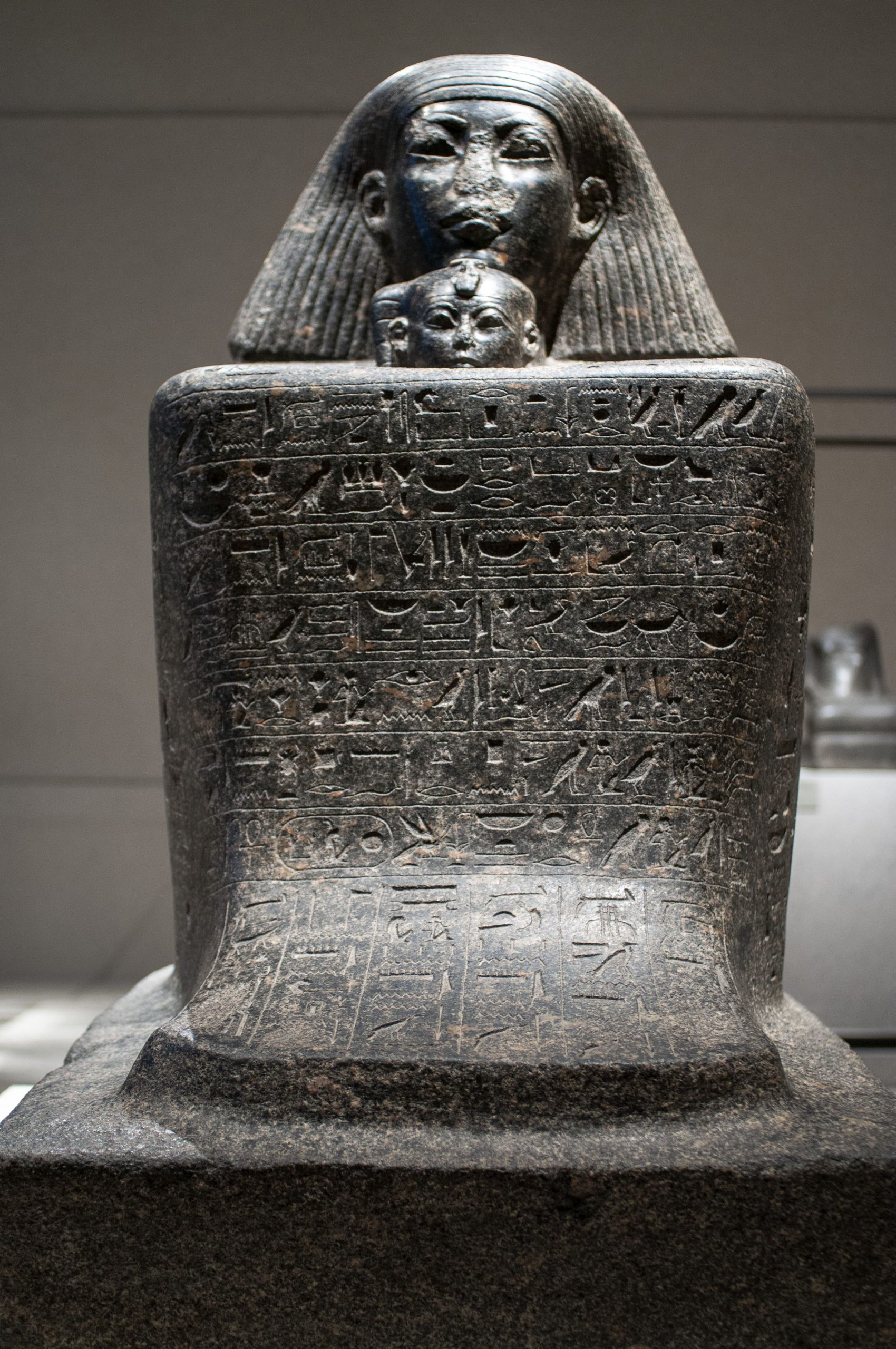 Antichități egiptene confiscate de la muzeul Met din New York, ca parte a anchetei Luvru